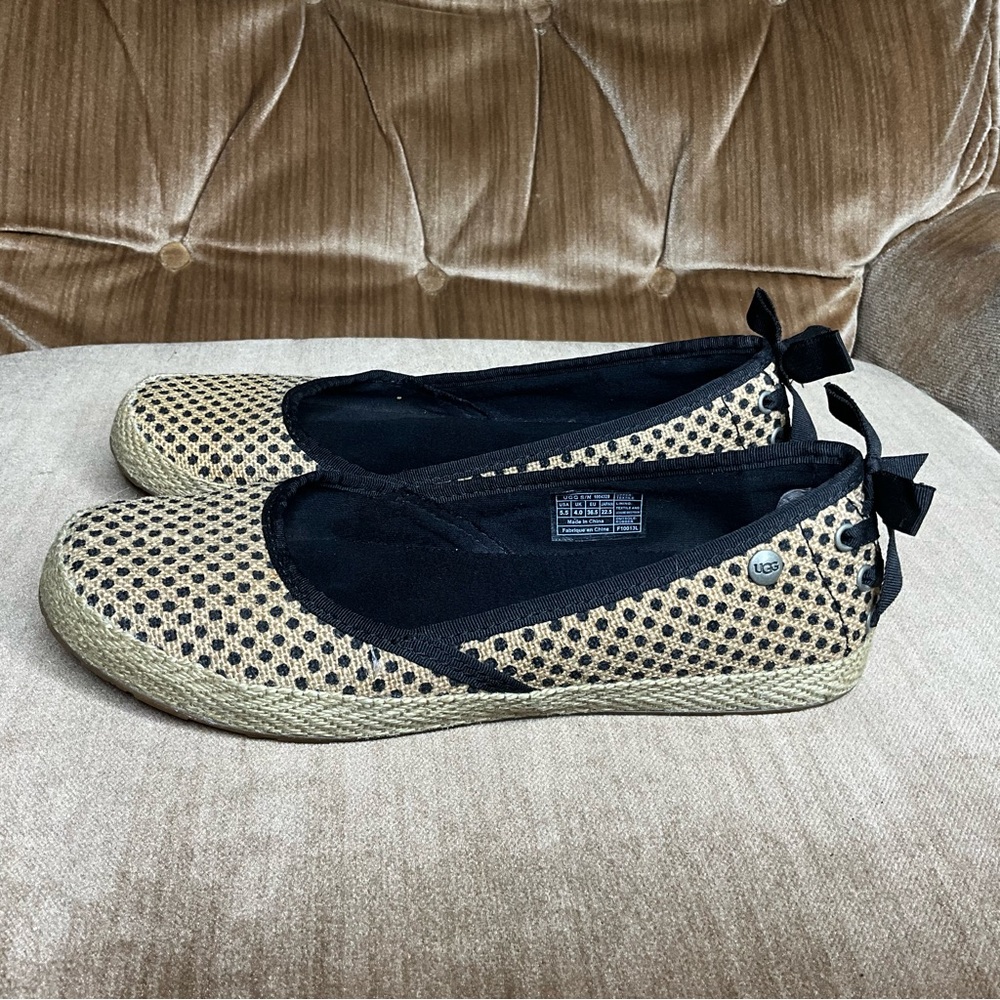 UGG Black and Tan Flats with Bow Detail women’s 5.5